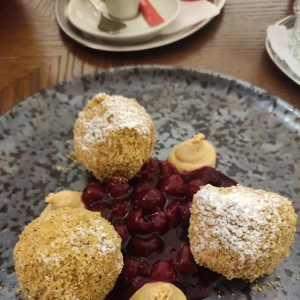 Hausgemachte Grammelknöderl Auf Sauerkraut