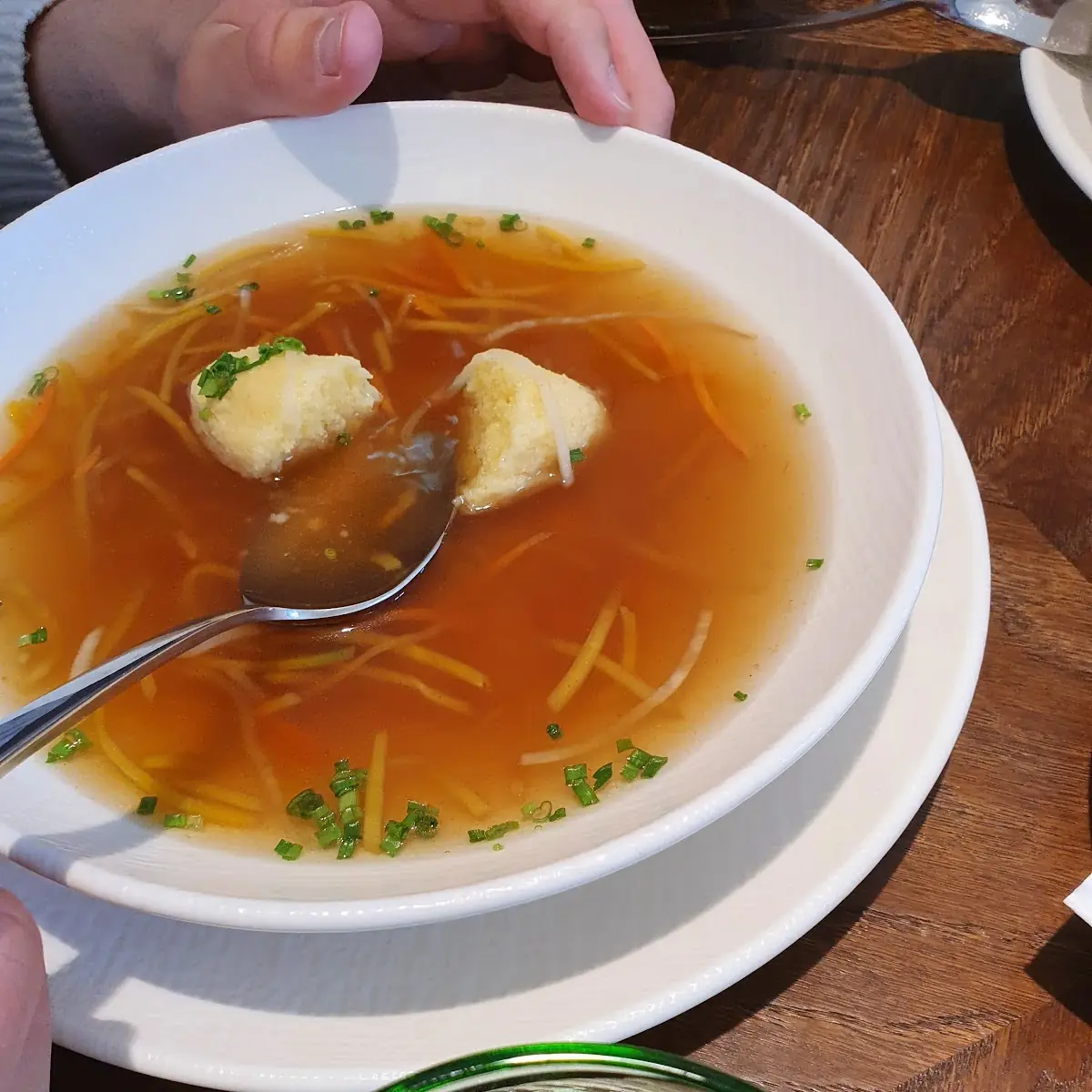 Kräftige Rindsuppe Mit Kräuterfrittaten