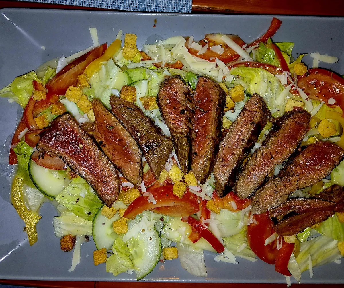 Bunter Salatteller Mit Rinderfilet