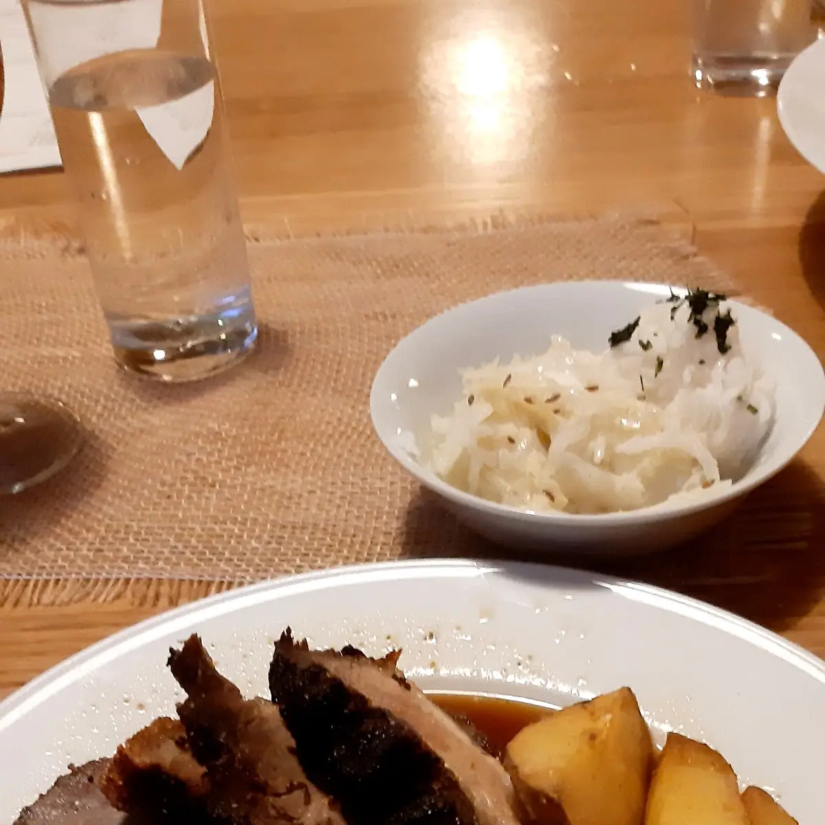 Schweinebraten bzw Bratl In Der Rein Mit Kraut Und Radisalat