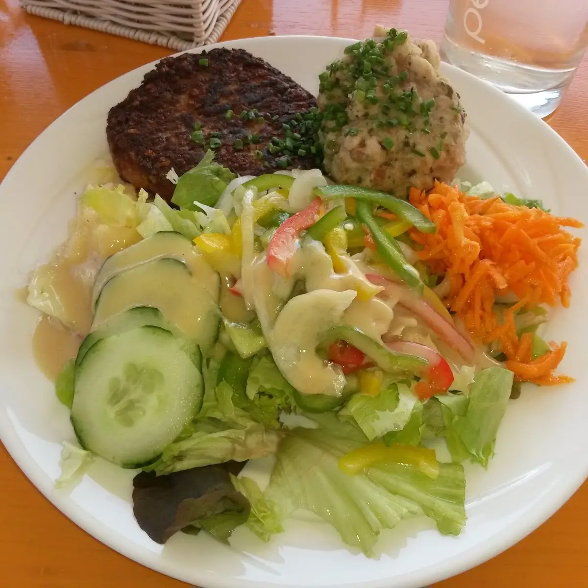 Knödelduo Mit Salat