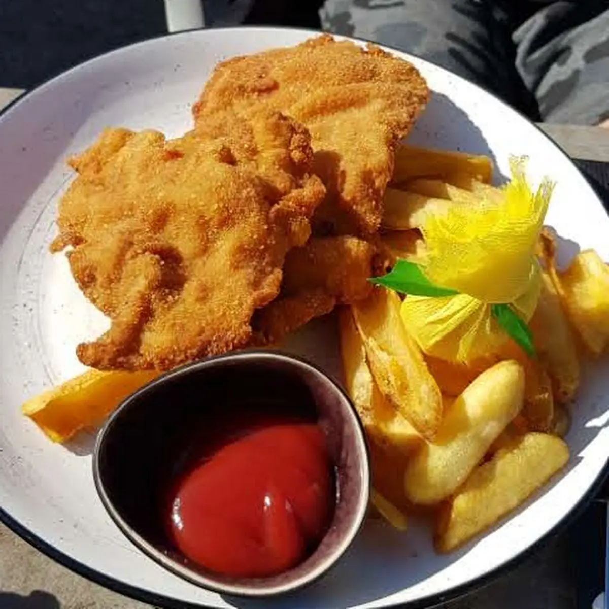 Wiener Schnitzel Mit Pommes Groß