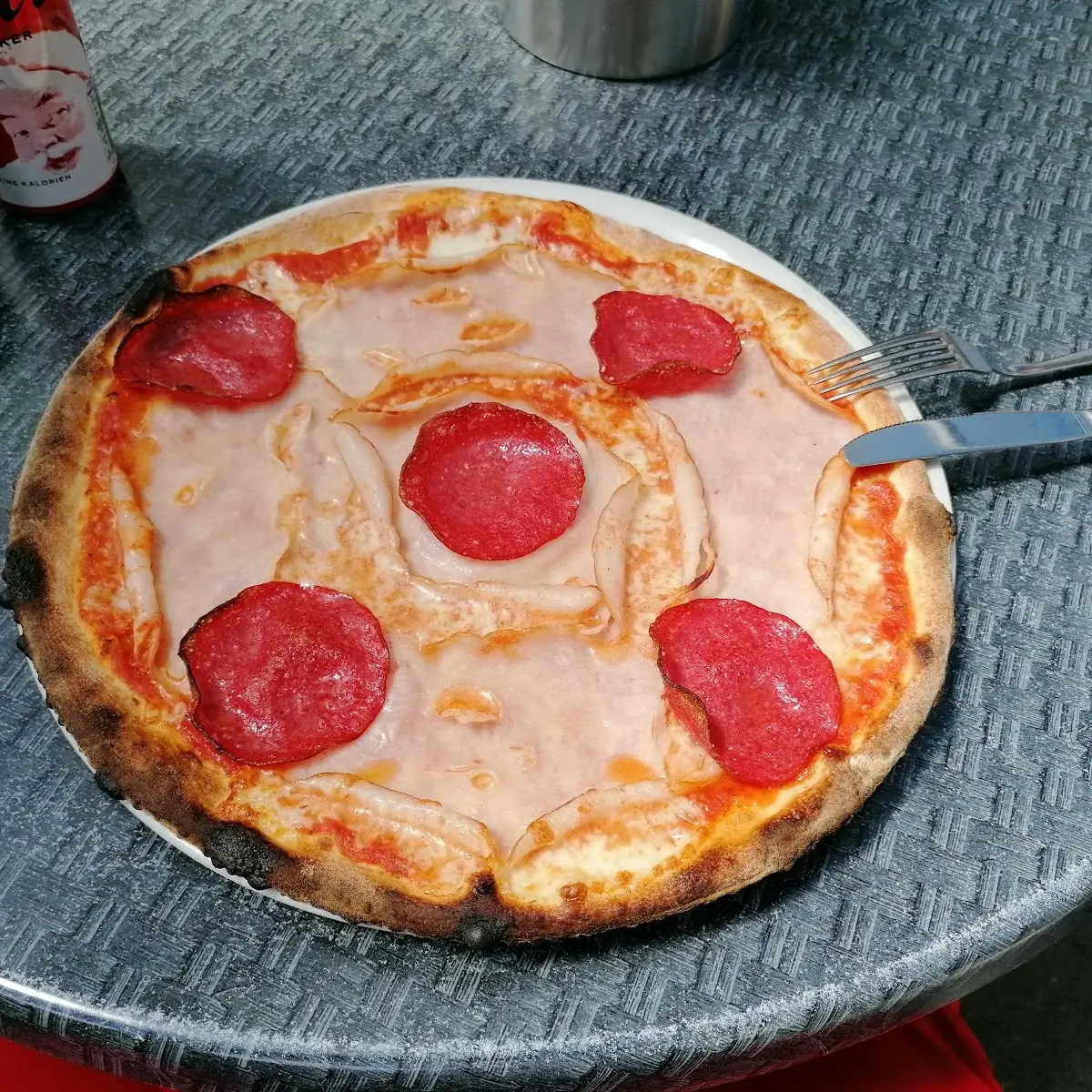 Pizza Mit Putenschinken Und Geflügel-salami