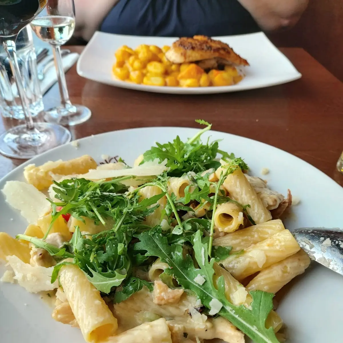 Pasta Gericht Mit Hühnerfleisch Und Parmesan