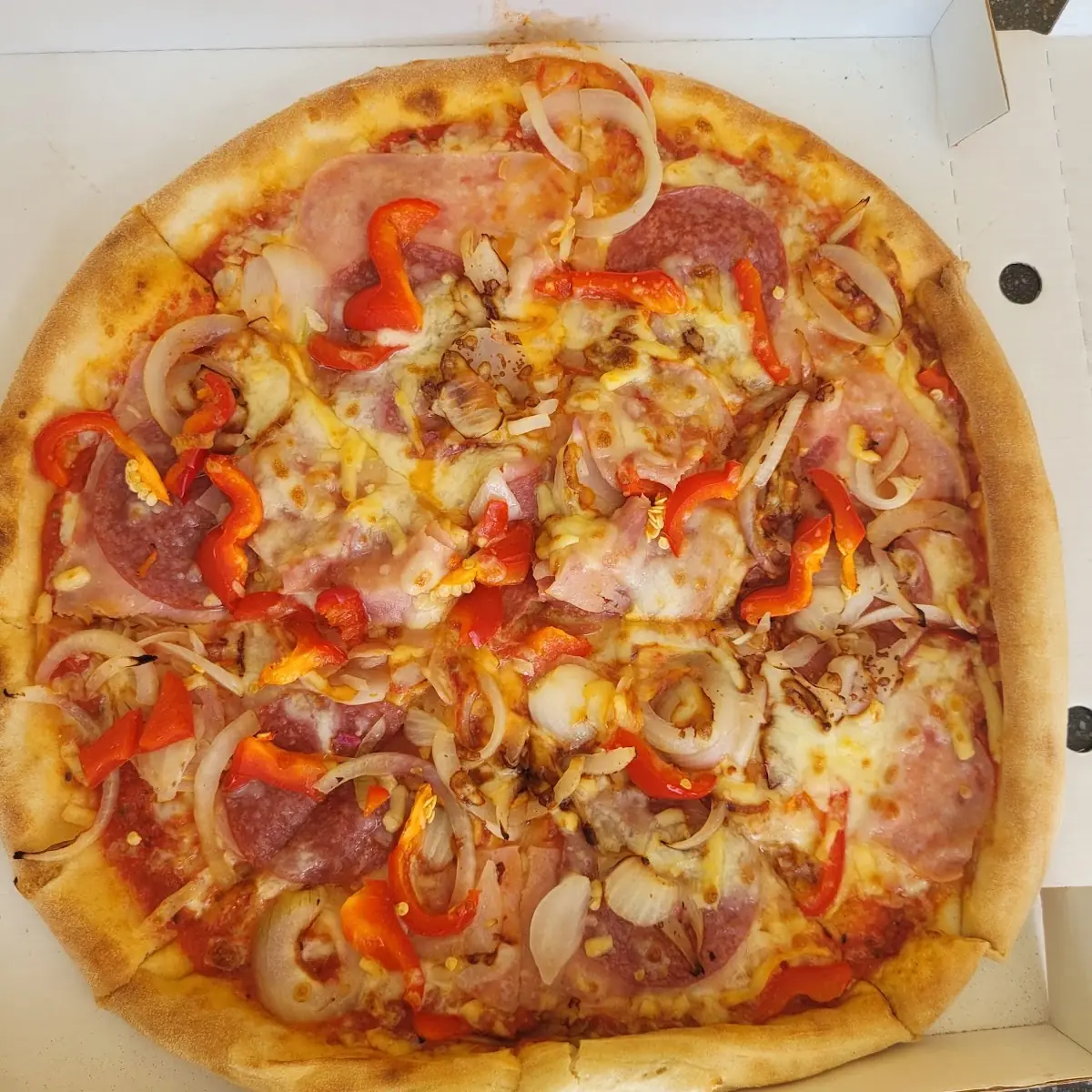 Pizza Salami Schinken Paprika