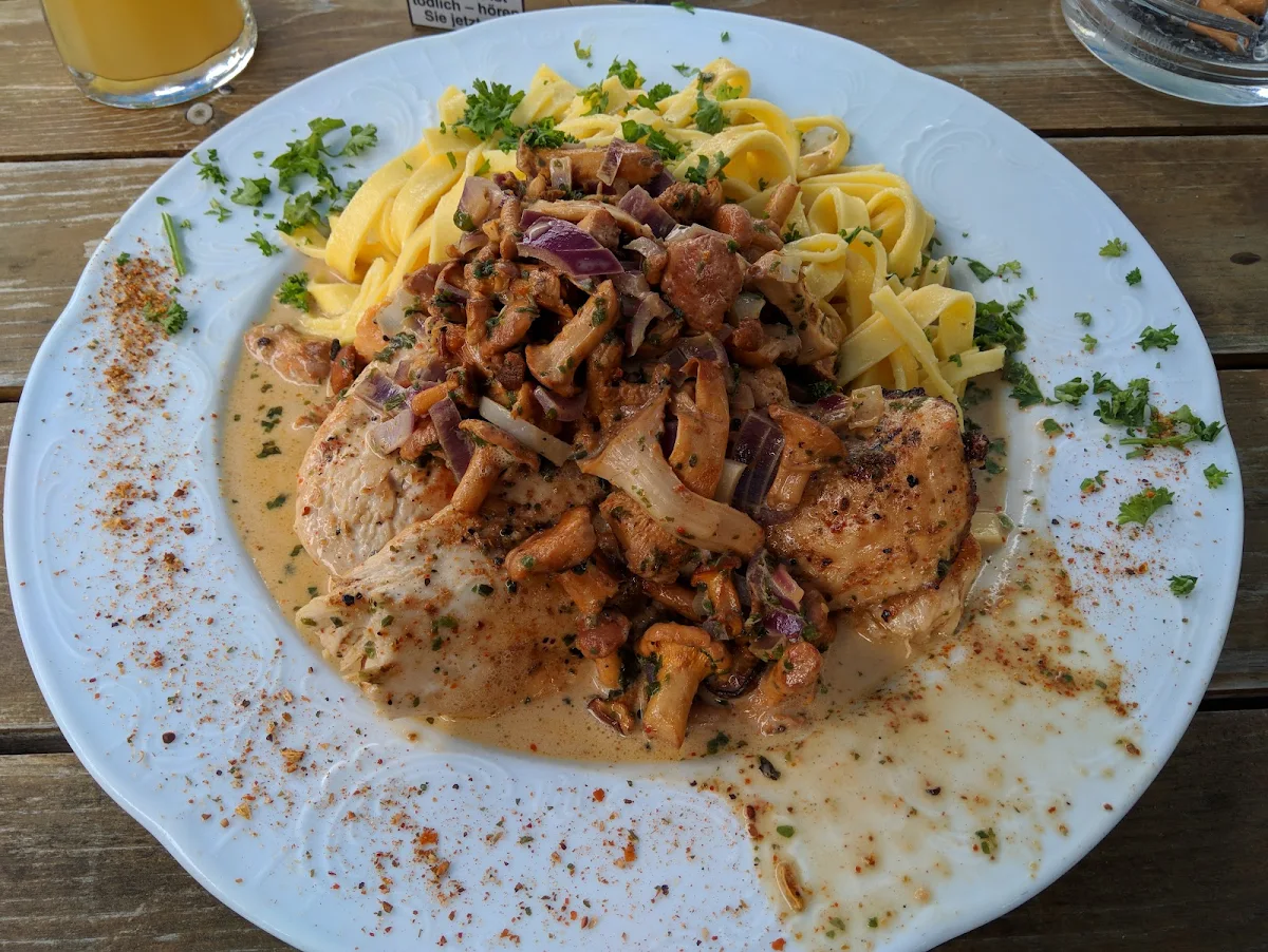 Hühnchen Mit Eierschwammerl Und Nudeln