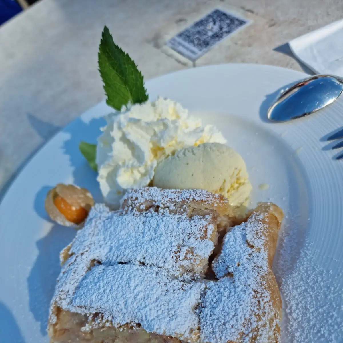 Apfel- Oder Topfenstrudel