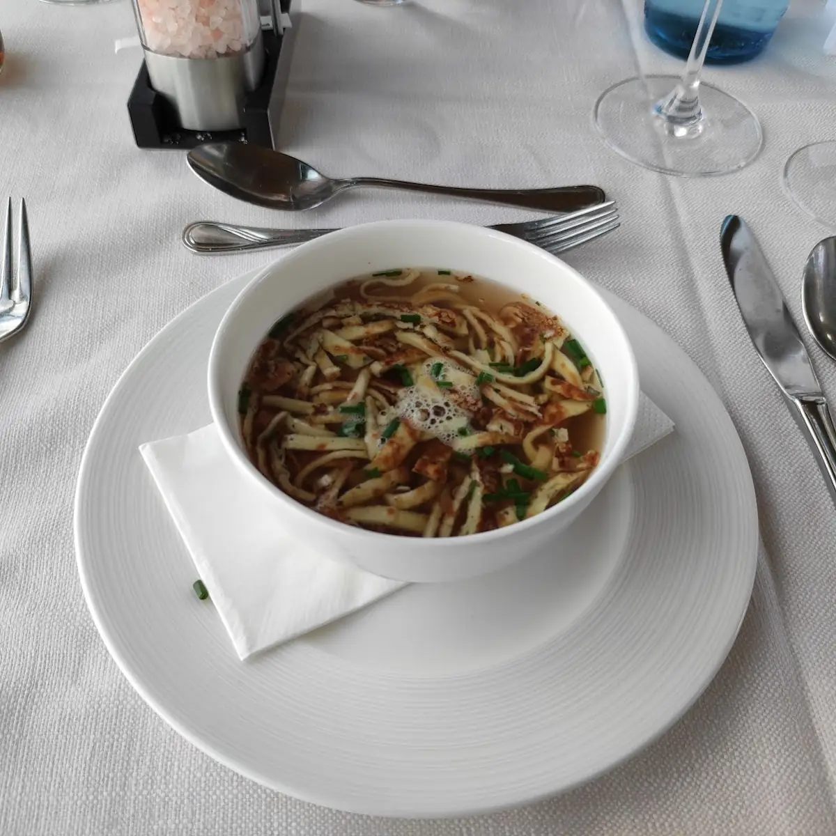 Rindssuppe Mit Kräuterflädle