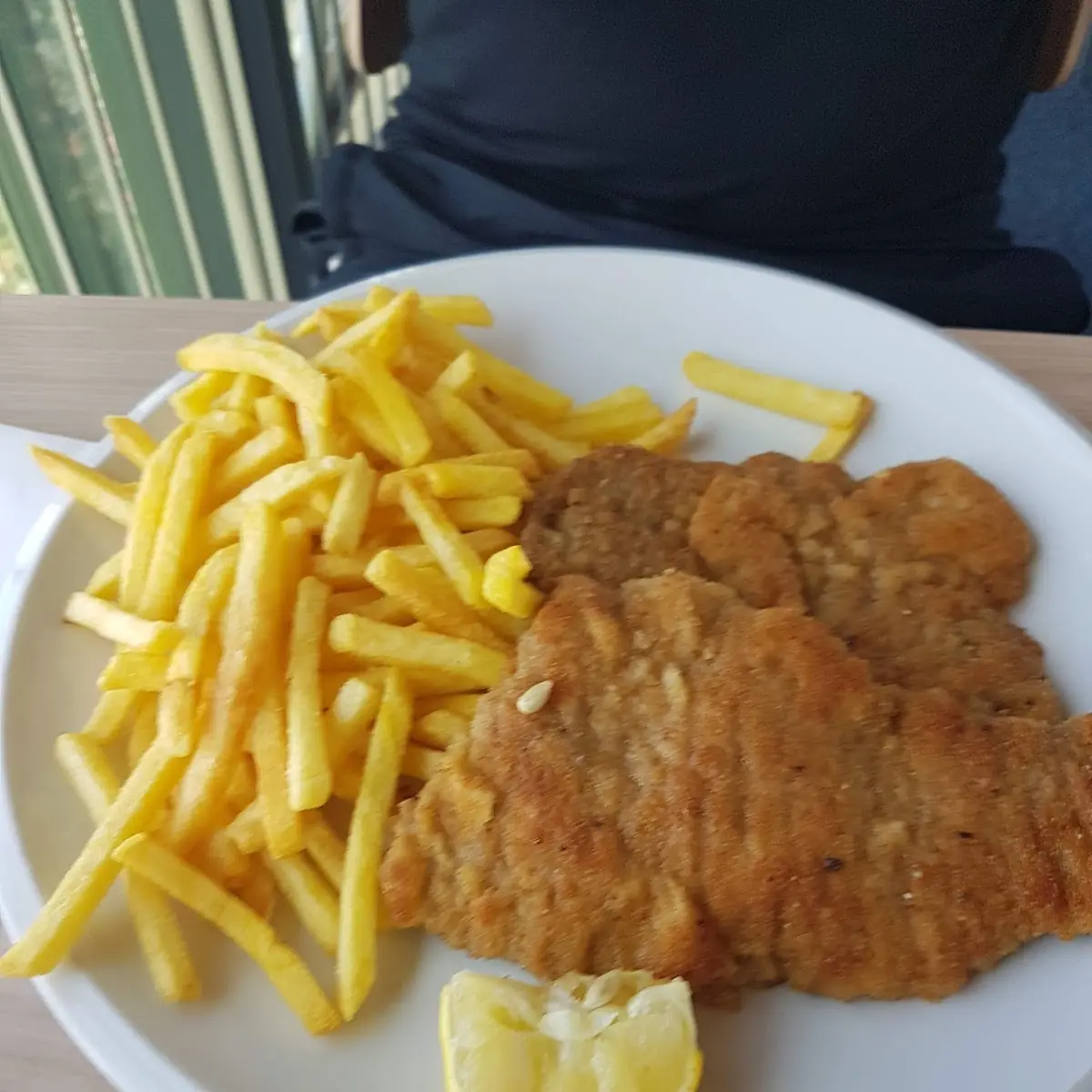 Schweine Schnitzel Mit Pommes Frittes