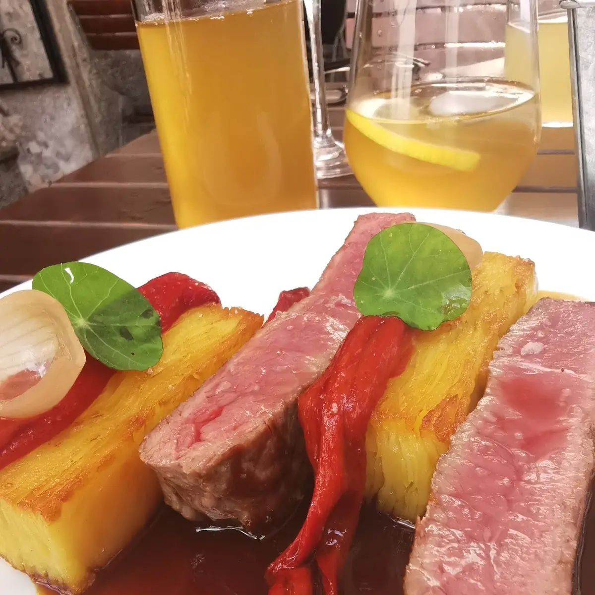 Gegrilltes Bio Beiried Mit Knuspriger Erdäpfelterrine Spitzpaprika Und Schalotten