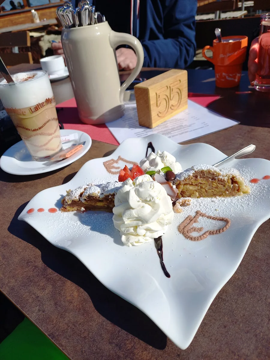 Apfelstrudel Mit Sahne