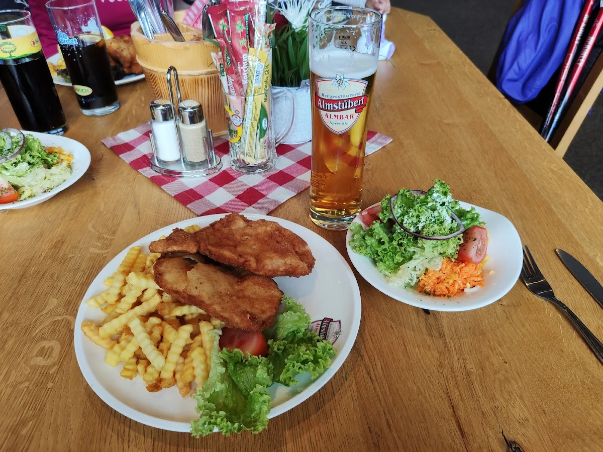 Wiener Schnitzel Mit Pommes Frites Und Kleinem Salat