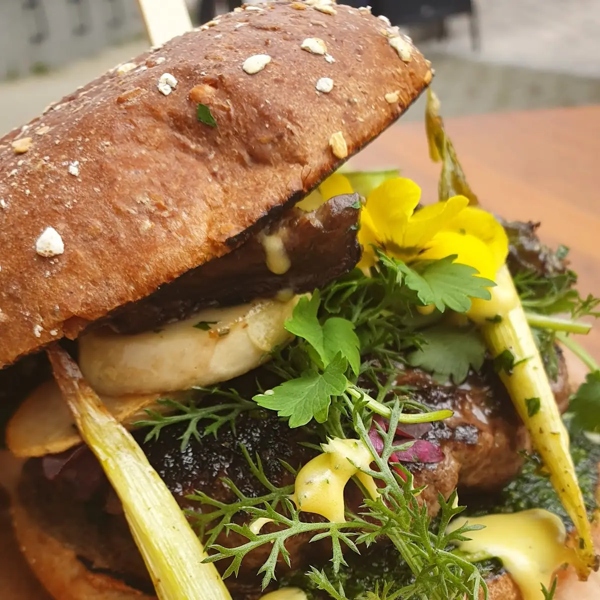 Rehbock-pattie-bärlauchpesto-wildkräutersalat-grüner Spargel-kräuterseitlinge- SC Bernaise