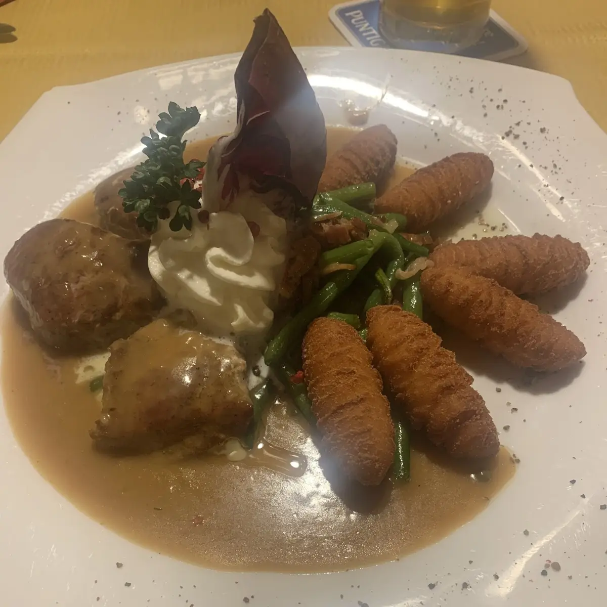Schweinemedaillons In Pfefferrahmsauce Mit Kroketten Und Speckbohnen