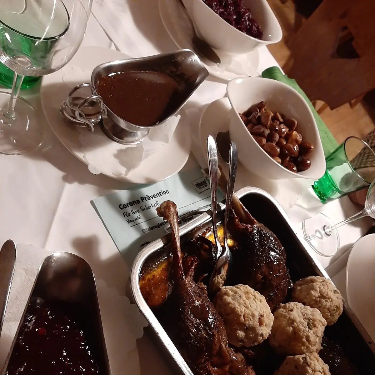 Martinigans Mit Rotkraut Semmelknödel Glasierte Maroni Und Preiselbeeren