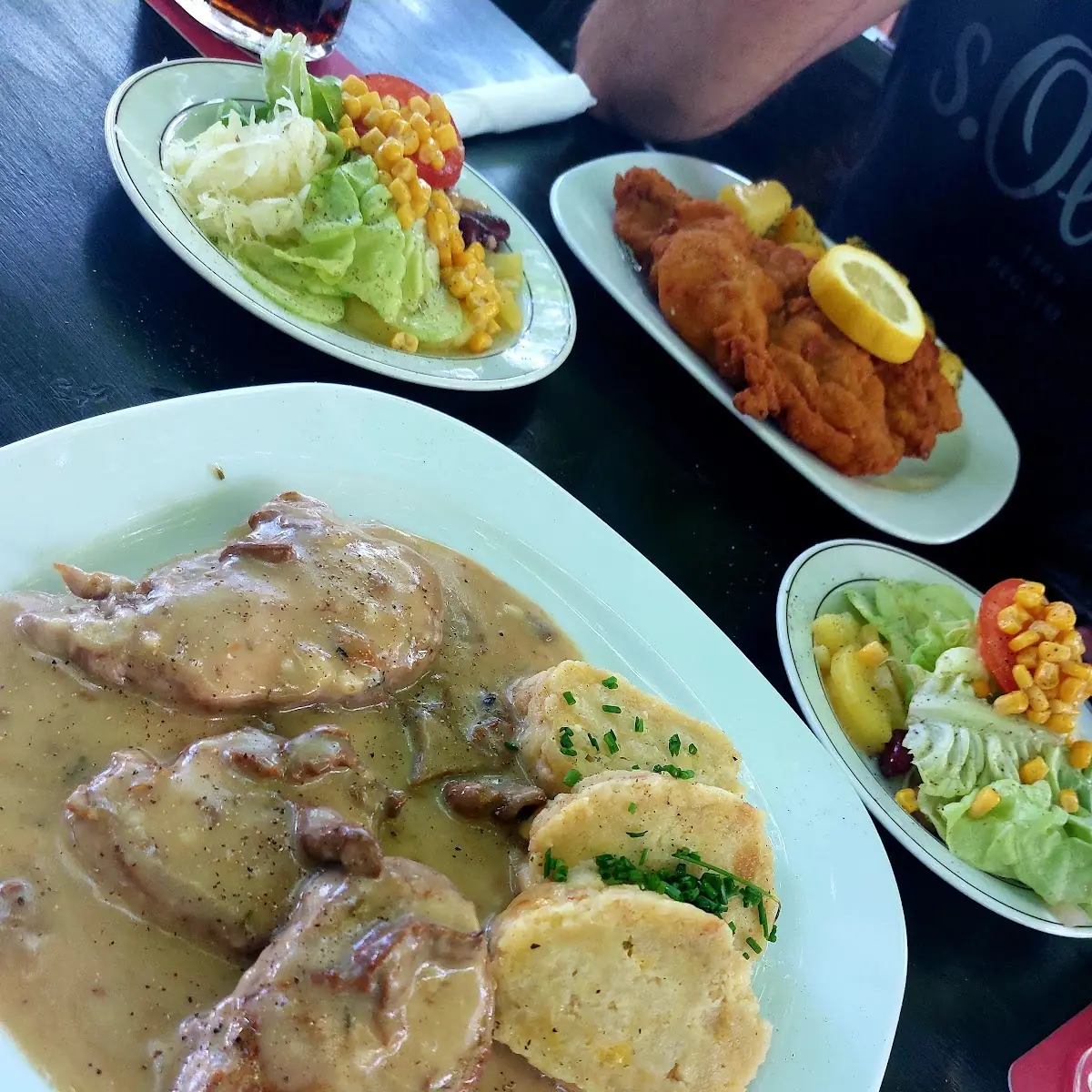Schweinsmedallions In Pilzsauce Mit Serviettenknödel