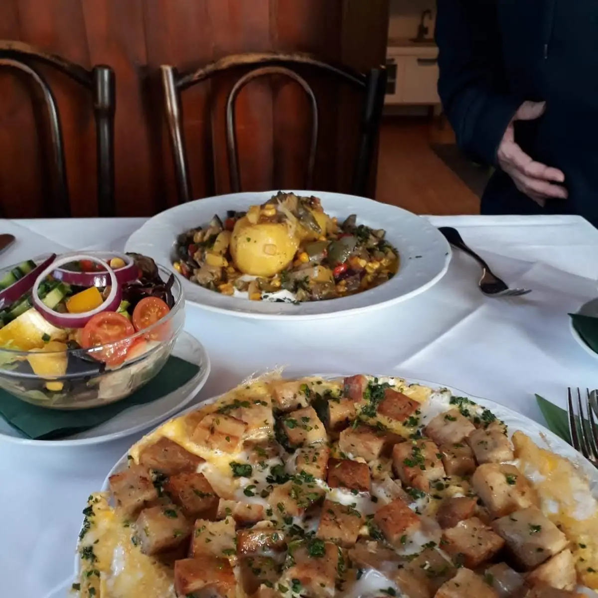 Knödel Mit Ei Und Ofenkartoffel Mit Ofengemüse Und Gemischter Salat