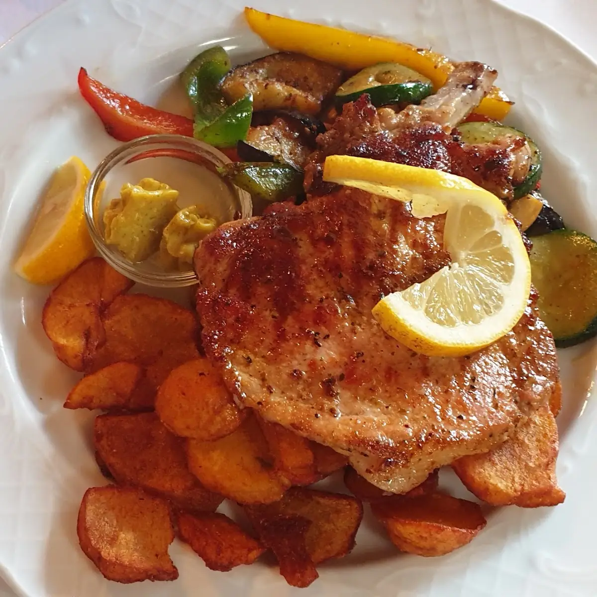 Schweinskotelette Bratkartoffeln Paprikagemüse