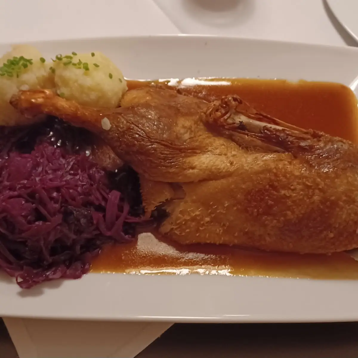 Halbe Ente Mit Rotkraut Und Semmelknödel