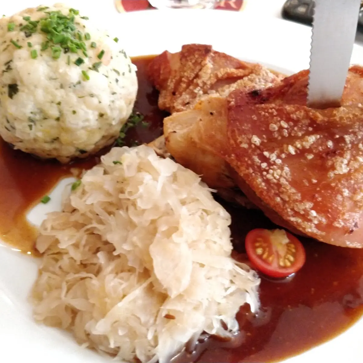 Sauerbraten Mit Butterspätzle Blaukraut Und Dunkler Sauce