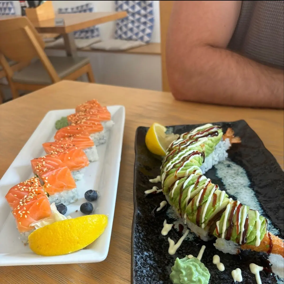 Links Lachs Avocado Roll Rechts Dragon Roll