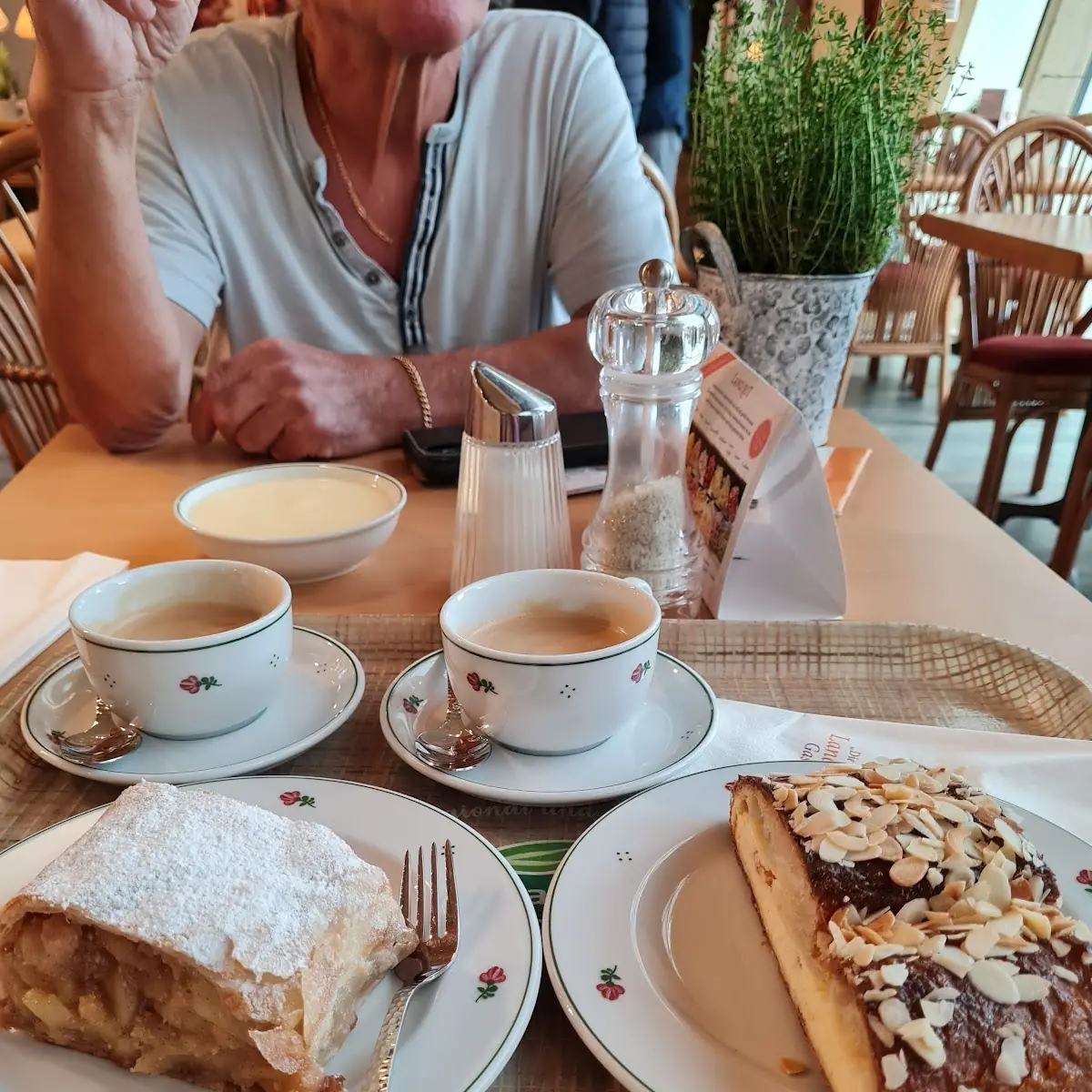 Topfen- Und Apfelstrudel Mit Vanillesauce