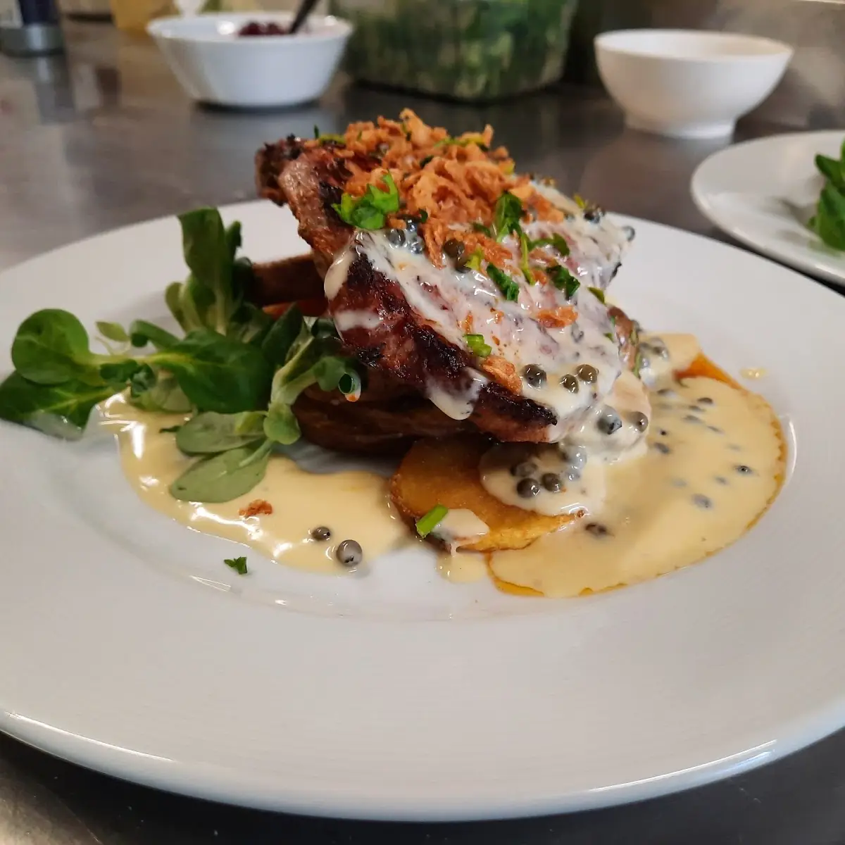 Porksteak Mit Pfeffercognacsoße Und Goldene Bratkartofferl