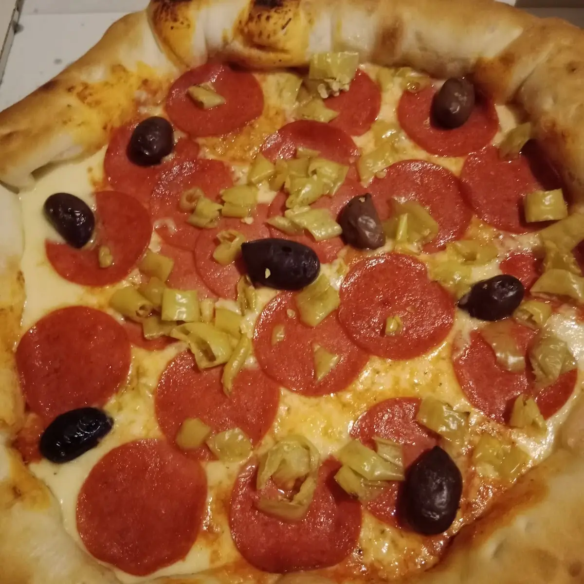 Pizza Rindersalami Peperoni Oliven Mit Käse Rand