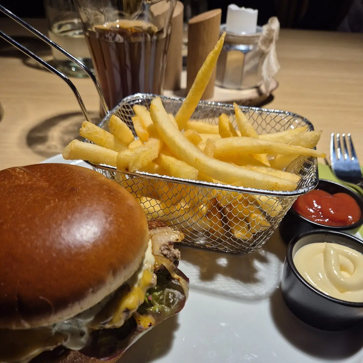 Burger Mit Pommes