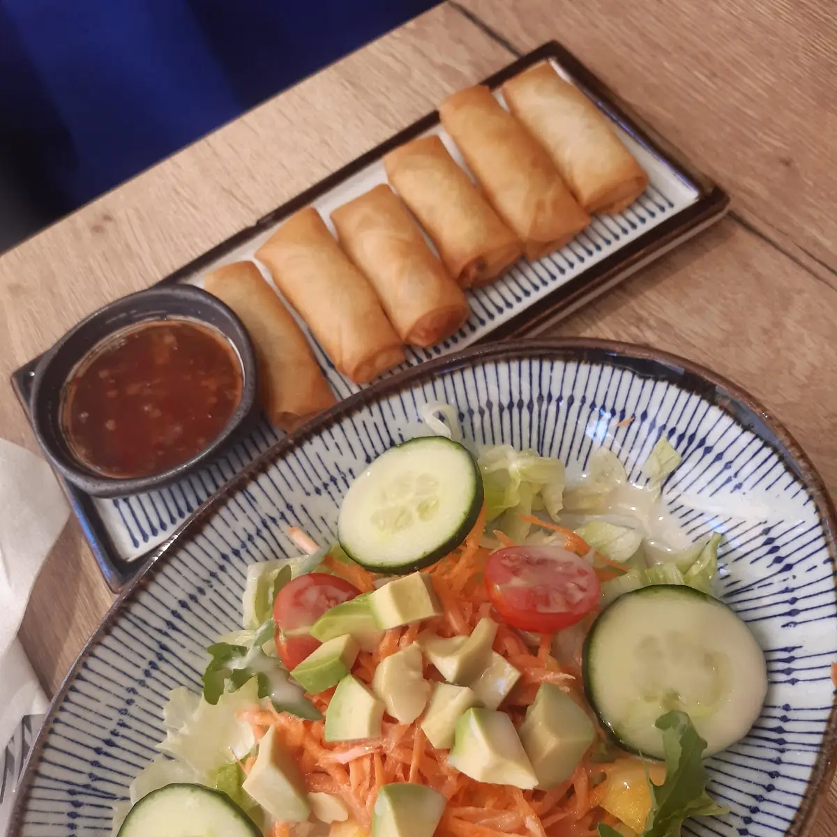 Frühlingsrollen Und Salat
