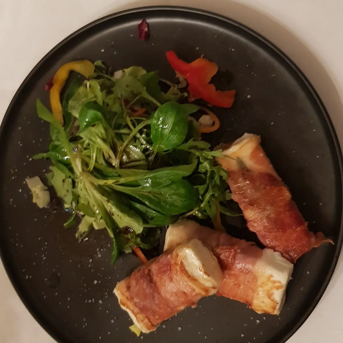 Gebratener Schafskäse Saltimbocca