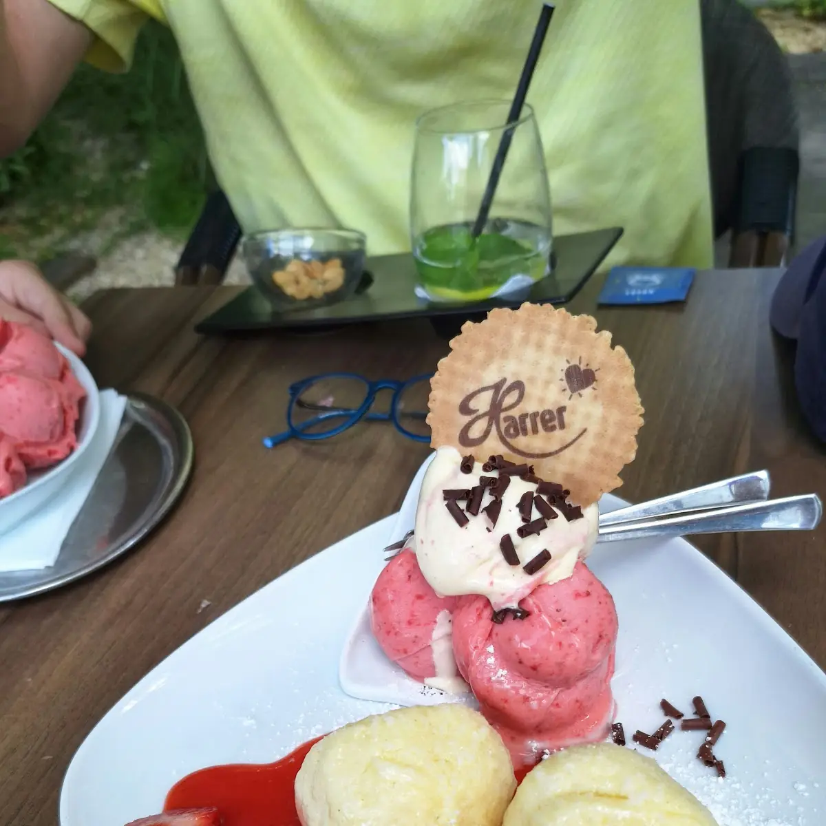 Topfen Knödel Auf Erdbeerspiegel Mit Erdbeer- Und Vanilleeis