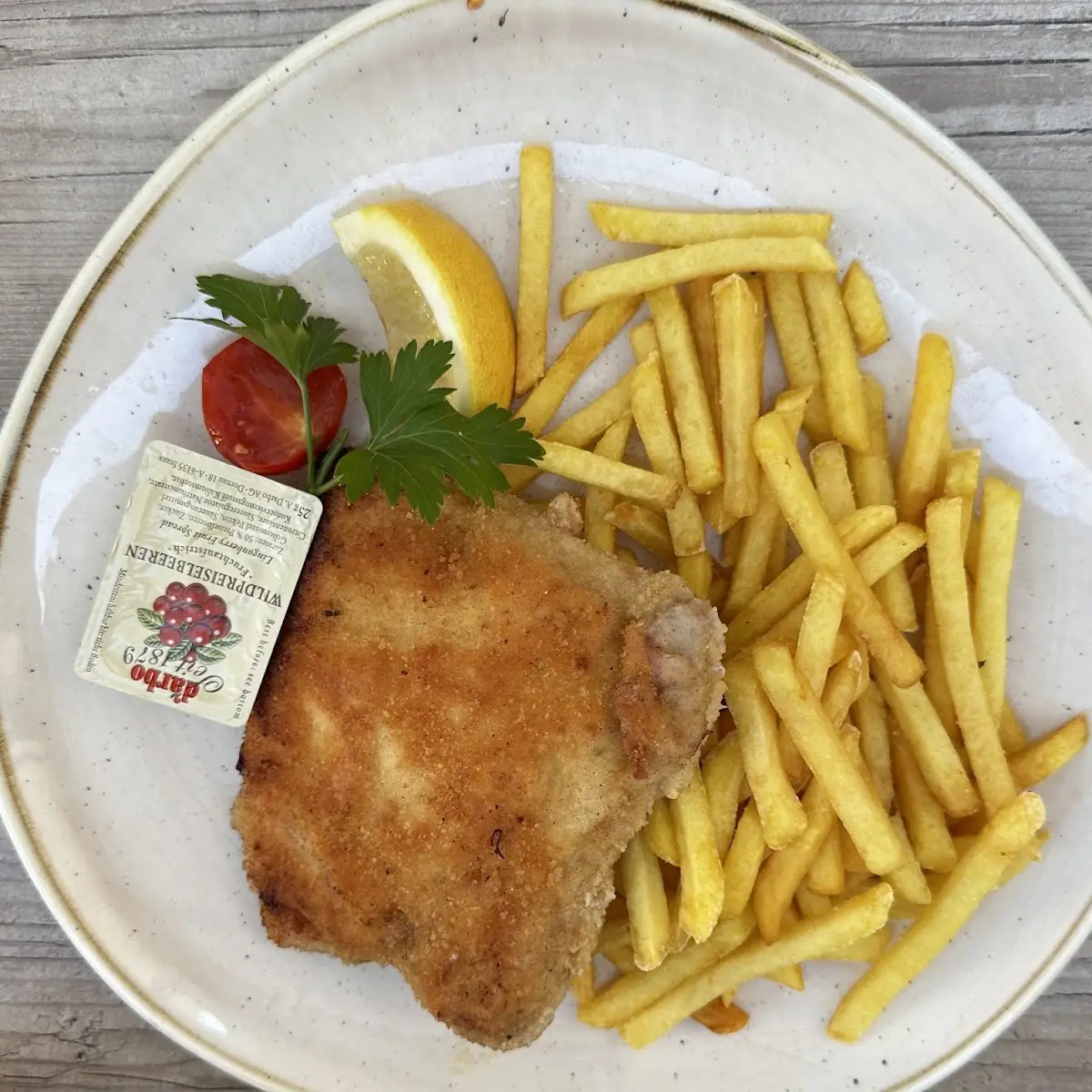 Cordon Bleu Vom Schwein Mit Pommes Und Preiselbeeren