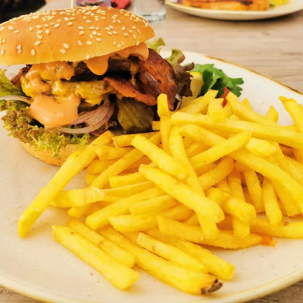 Hamburger Mit Pommes