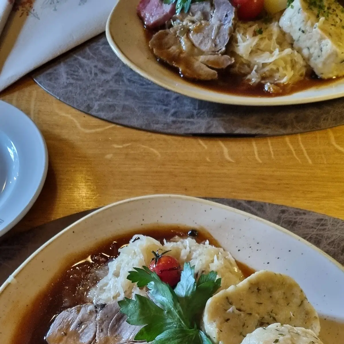Schweinebraten Mit Knödel Und Sauerkraut