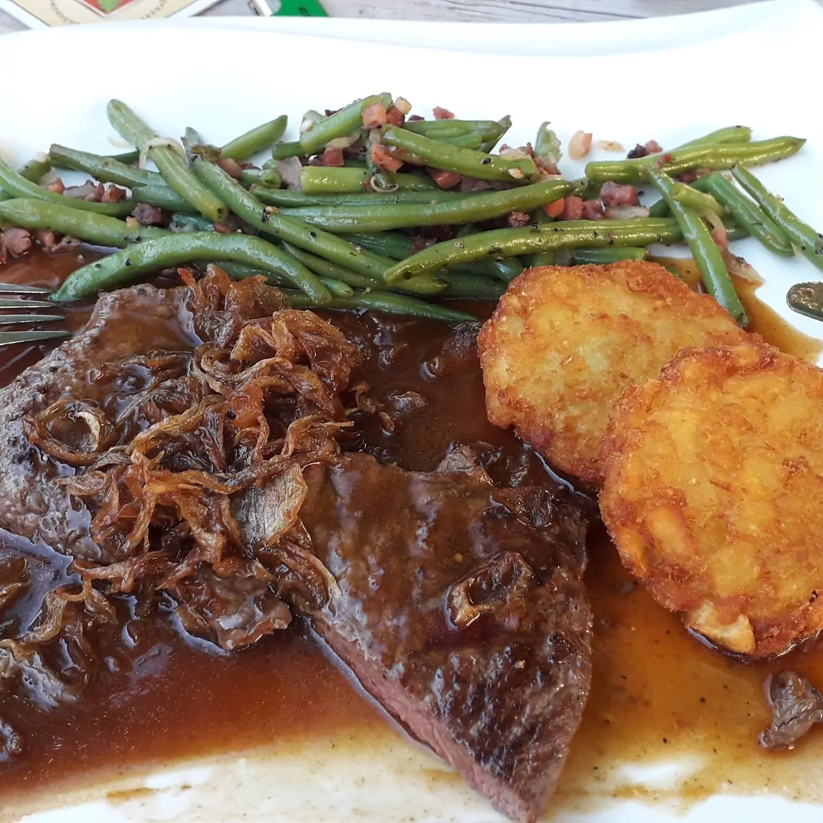 Zwiebelrostbraten Mit Rösti Und Speckbohnen
