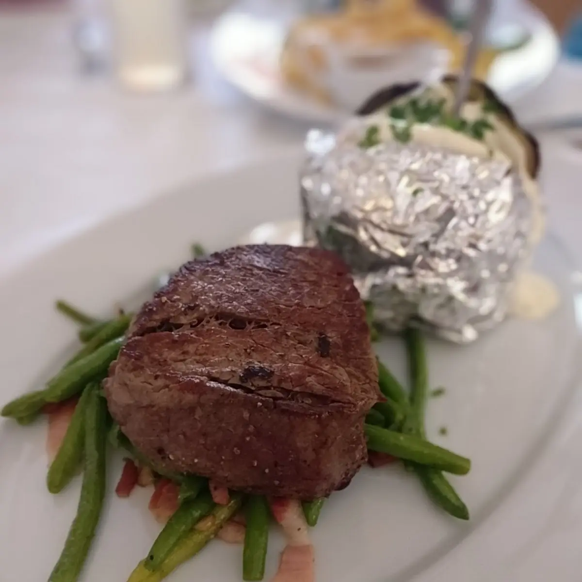 Filet Steak Auf Speckbohnen Mit Folienerdäpfel