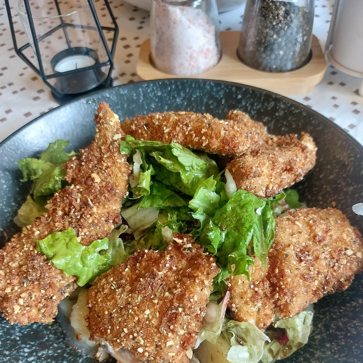 Saiblng Mit Amaranth Paniert Und Salat