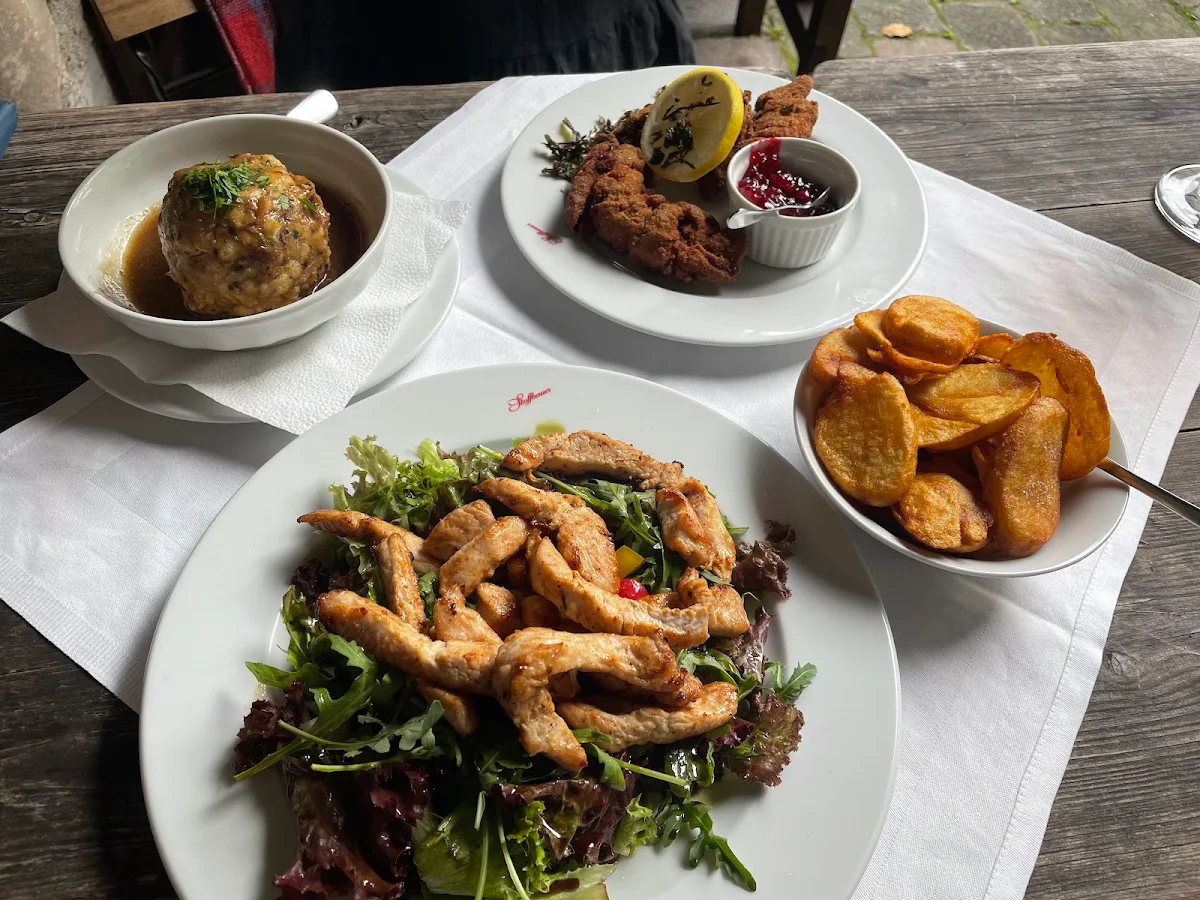 Blattsalat Mit Putenstreifen Dazu Bratkartoffeln