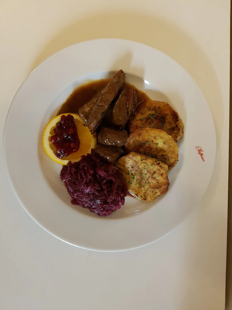 Wild Vom Reh Und Hirsch Mit Gebratene Semmelknödel Und Rotkraut