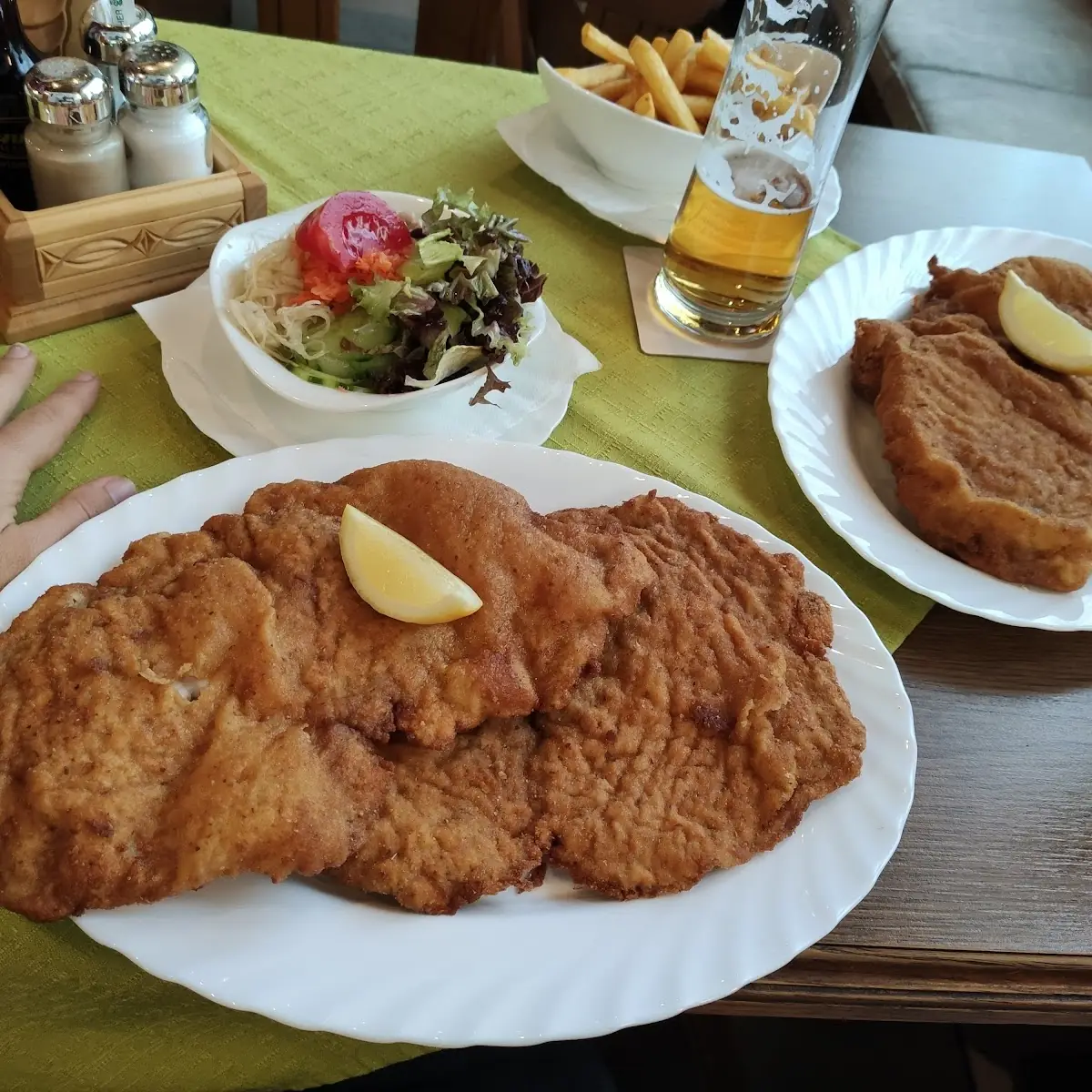 Wiener Schnitzel Vom Schwein Und Gemischtet Salatteller