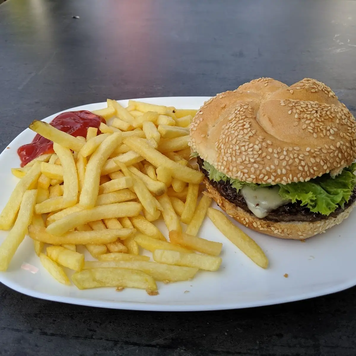 Burger Mit Pommes Frites