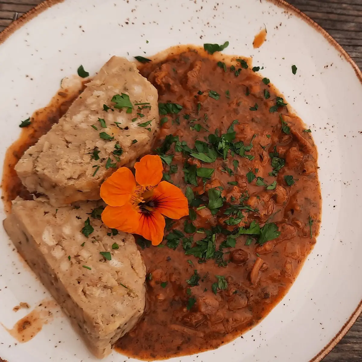 Schwammerl Gulasch Mit Knödel Und Salat