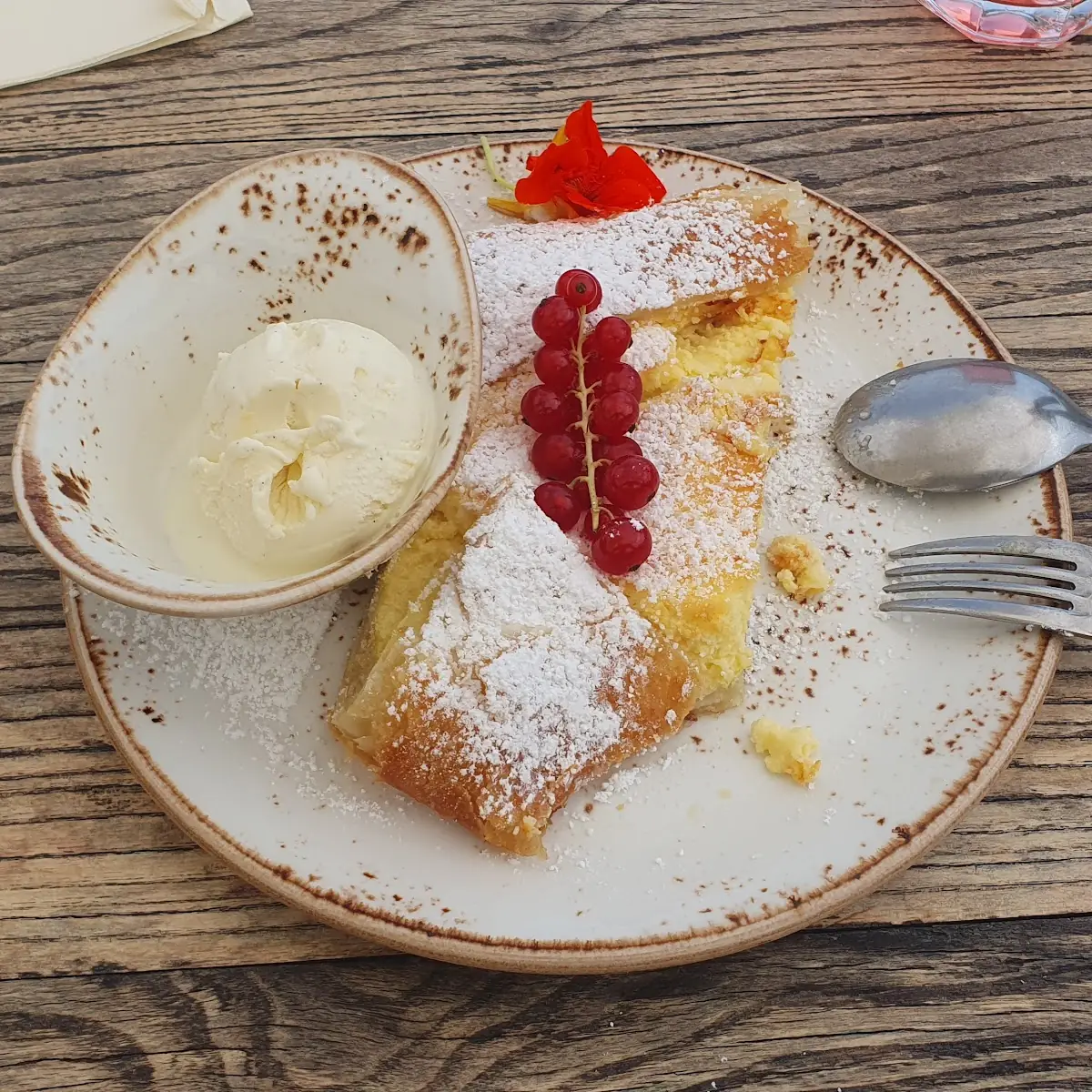 Topfenstrudel Mit Eis
