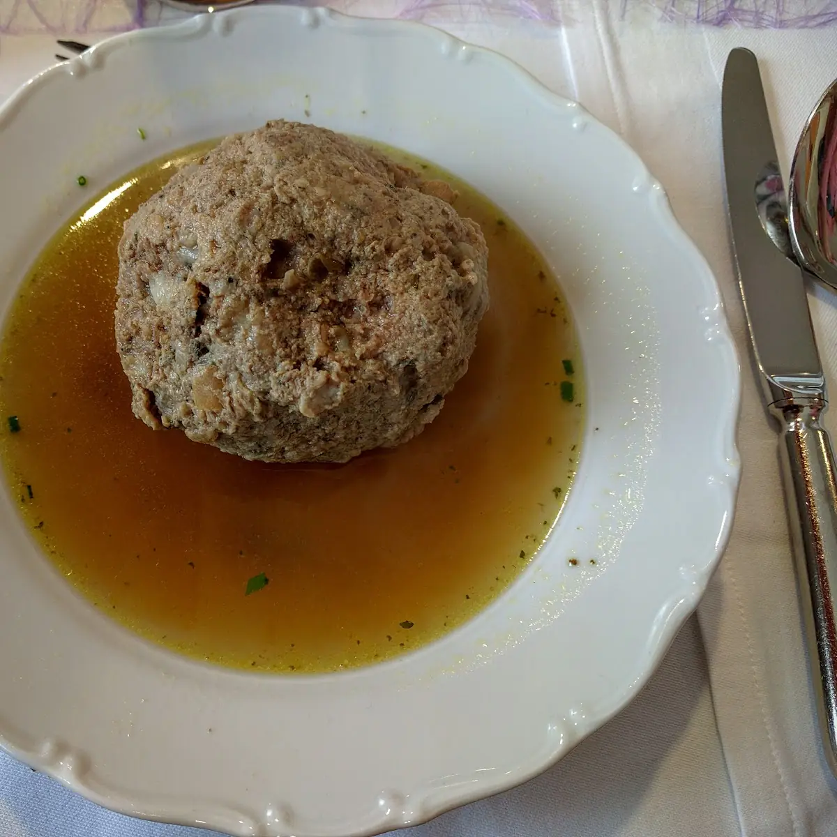 Eine Halbe Portion Leberknödelsuppe