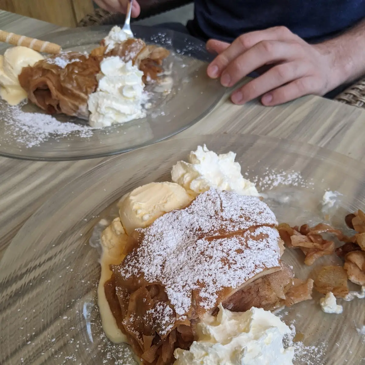 Apfelstrudel Mit Vanilleeis Und Sahne