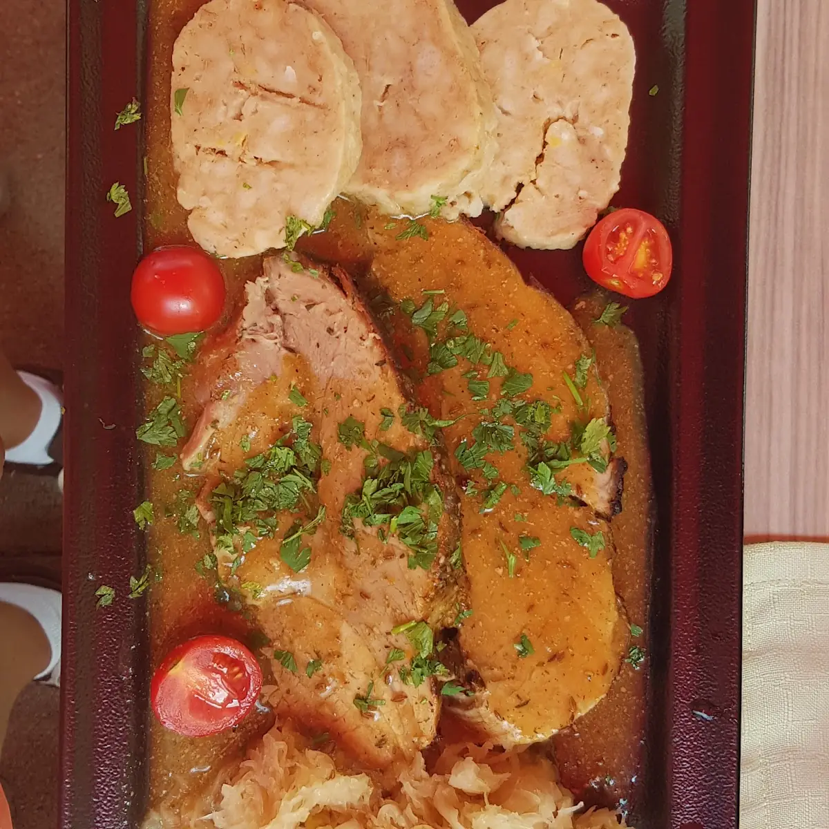 Schweinebraten Mit Serviettenknödel