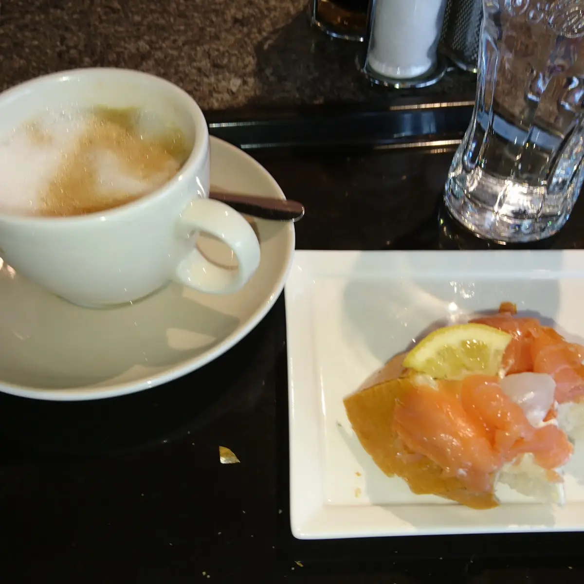 Großer Brauner Und Lachsbrötchen