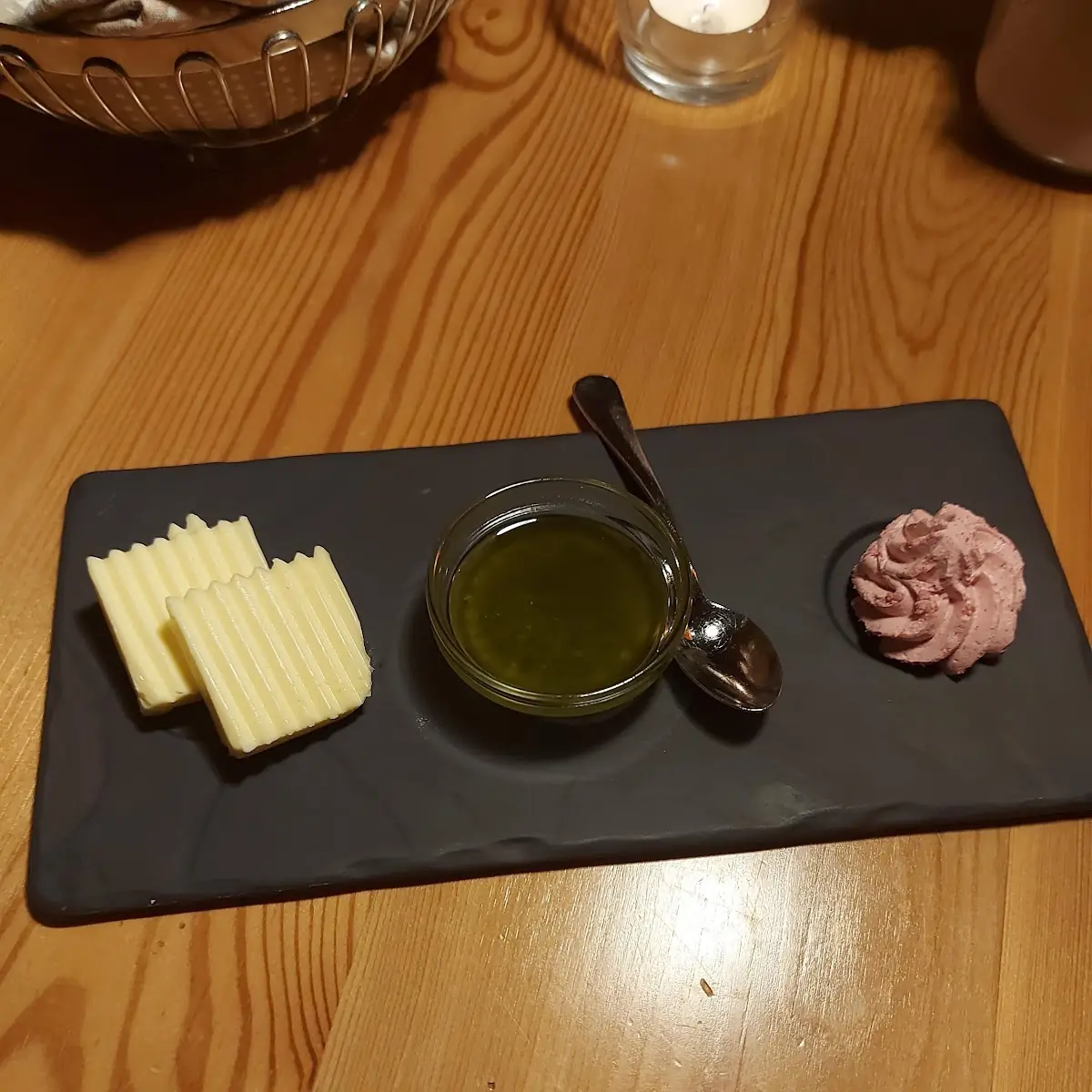 Butter Bärlauch Pesto Und Heidelbeerbutter Mit Warmen Brötchen Gratis