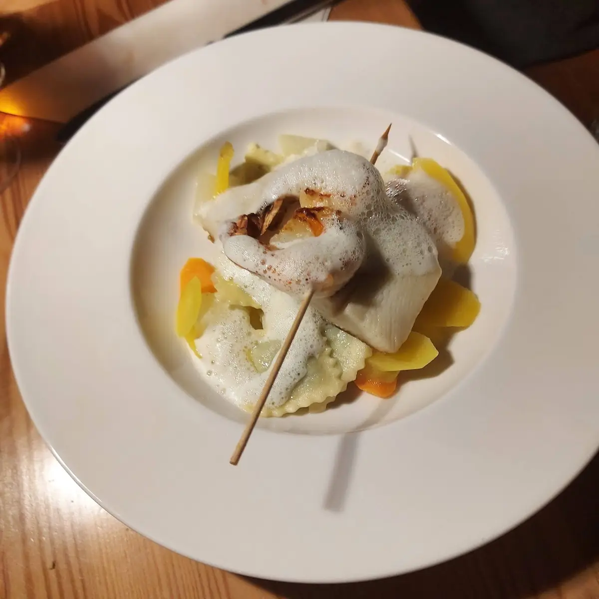 Heilbutt Mit Bärlauch Gnocci Auf Gemüse Obendrauf Ist Eine Garnele